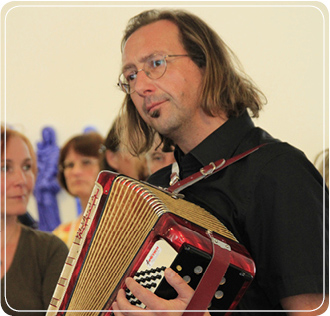 Uli Kofler spielt Akkordeon